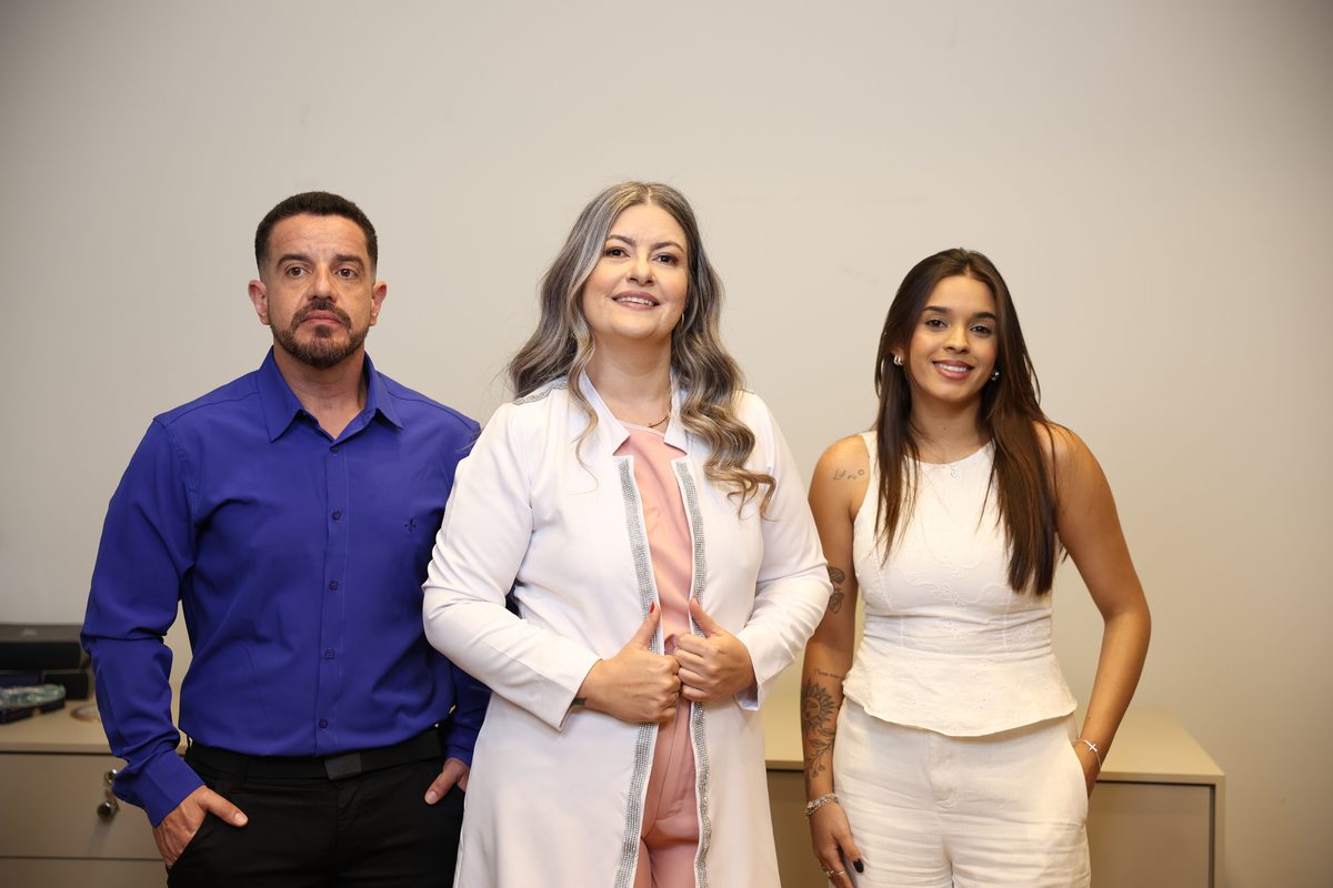 Dra. Julienni Arvelos com a equipe do consultório